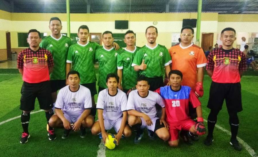 Tim Jebred's FC (berdiri) bersama tim JSS (Jongkok)  sebelum bertanding babak penyisihan, di Copa Liga Senin. Foto: dara.co.id/Riri