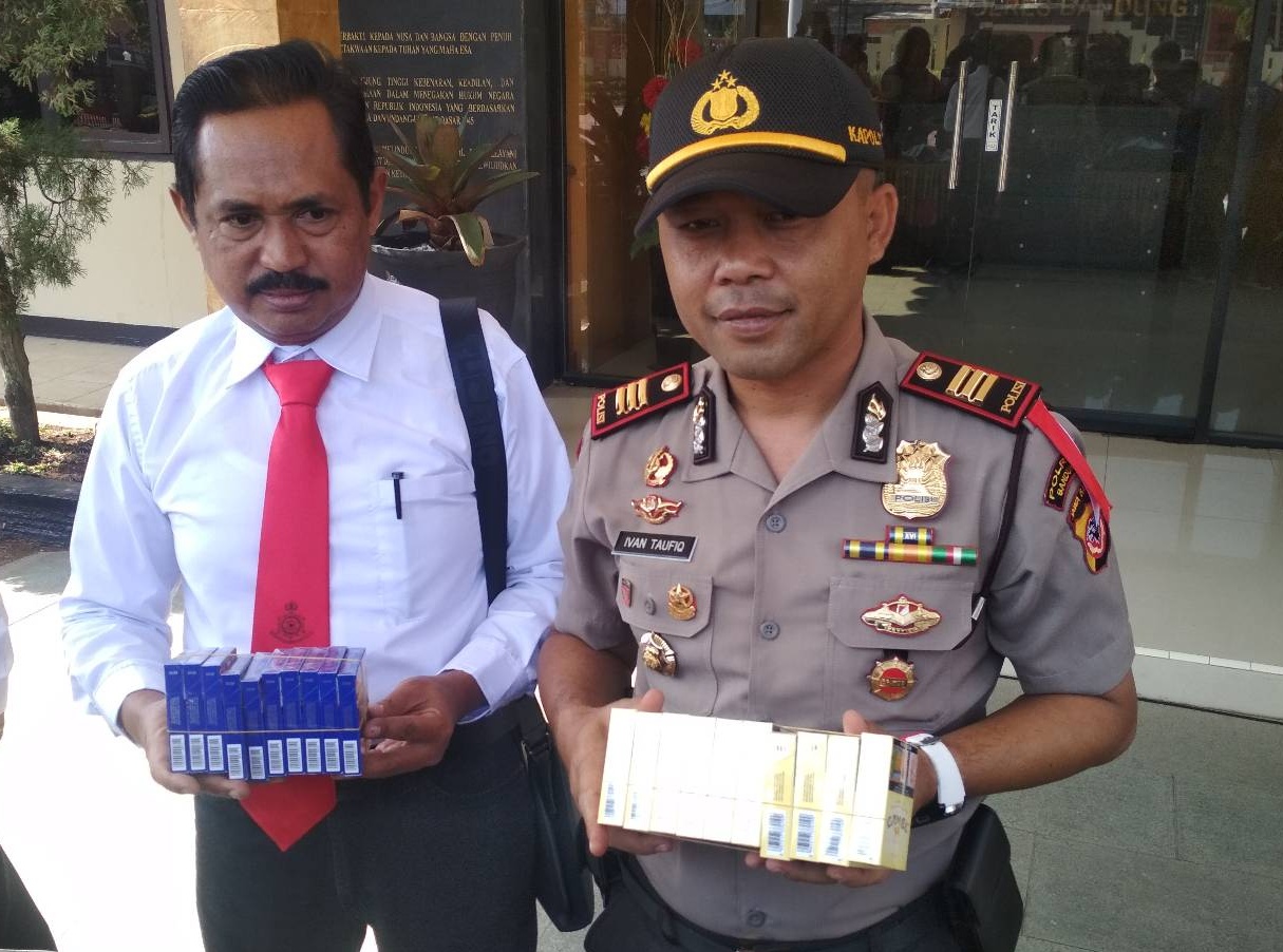 Foto: Kapolsek Ciwidey, AKP Ivan Taufiq (kanan) menunjukkan barang bukti rokok bungkusan yang gagal dibawa kabur pelaku spesialis pencurian minimarket.

Foto: dara.co.id/Muhammad Zein