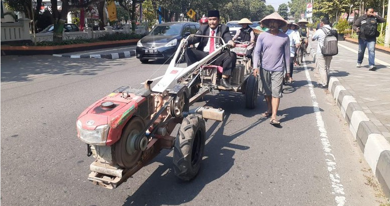 Wawan Prasetya anggota DPRD Sleman terpilih naik traktor saat hendak dilantik (Foto: screenshot detikcom)