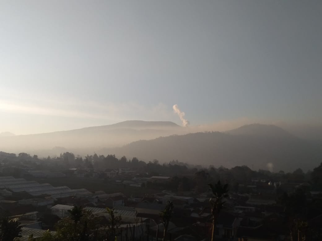 Lembang diselimuti abu erupsi Gunung Tangkuban Parahu. Namun, dinilai masih normal alias belum membahayakan, sehingga aktivitas masyarakat masih berlangsung seperti biasa, Jumat (2/8/2019). (Foto: PRFM)