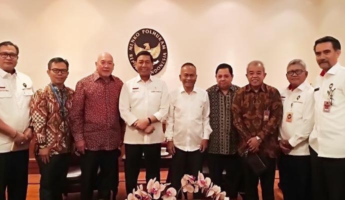 Menkopolhukam, Wiranto foto bersama pengurus PWI Pusat seusai audensi di kantornya (Foto: inilahonline.com)