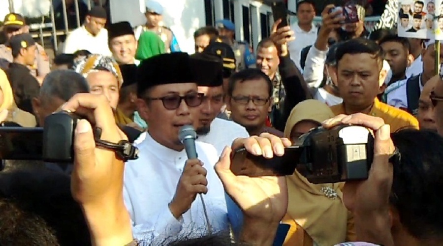 Wali Kota Sukabumi, Achmad Fahmi,  sejumlah nggota DPRD, dan Kepala BPJS cabang Sukabumi di tengah massa aksi unjuk rasa. Foto: dara.co.id/Riri