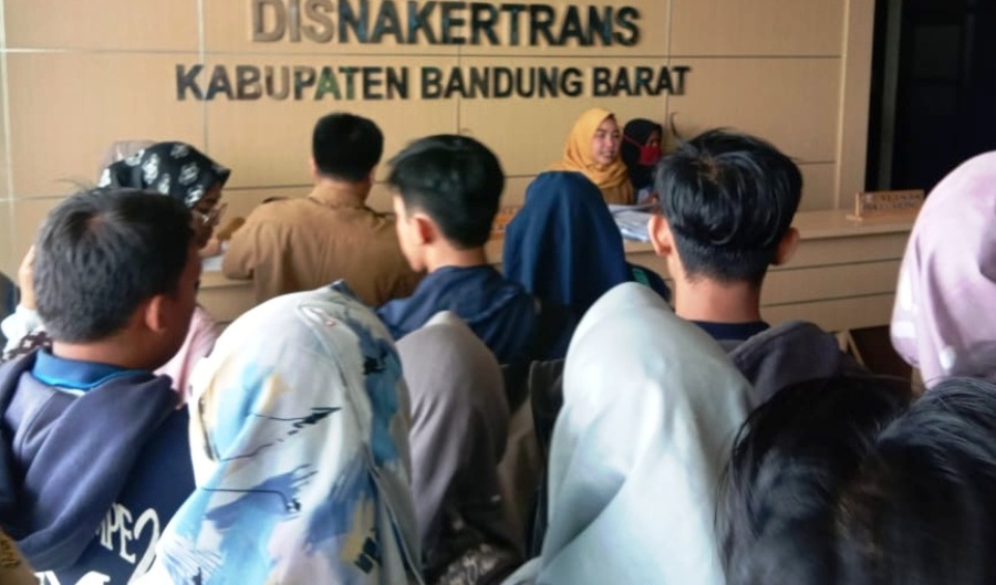 Para pencari kerja menyerbu Job Fair AKUR 2019 yang digelar Disnakertans KBB di Aula HBD, Jalan Cimareme, Ngamprah, KBB, Jawa Barat, Selasa (10/9/2019). Foto: dara.co.id/Muhammad Zein 