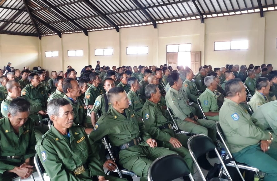 Ratusan anggota Linmas Kabupaten Bandung mengikuti Bimtek Deteksi Dini dalam Rangka Peningkatan Kondusifitas Wilayah, di Gedung PGRI, Katapang, Kabupaten Bandung, Jawa Barat, Selasa (17/9/2019).

Foto: dara.co.id/Muhammad Zein 