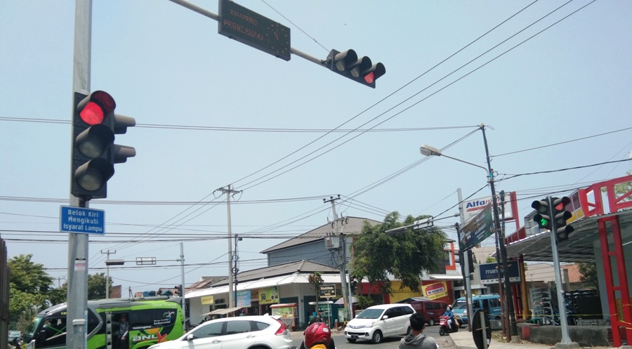 Lampu lalu lintas Simpang Proklamasi, Garut. Foto: dara.co.id/Beni