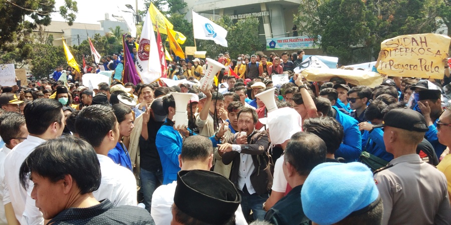 Ribuan mahasiswa tumplek di Jalan Ir H Juanda, menolak Revisi RUU KPK dan KUHP. Foto: dara.co.id/Riri 