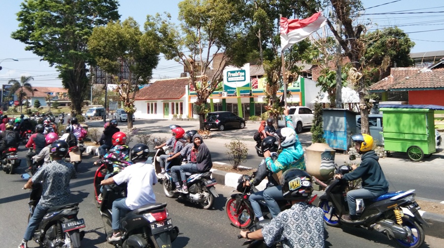 ILUSTRASI. Para pelajar STM dan SMA di Kabupaten Garut berkonvoi menggunakan sepeda motor saat menggelar unjuk rasa ke Gedung DPRD Garut, Kamis (26/9/2019). Forto: dara.co.id/Beni