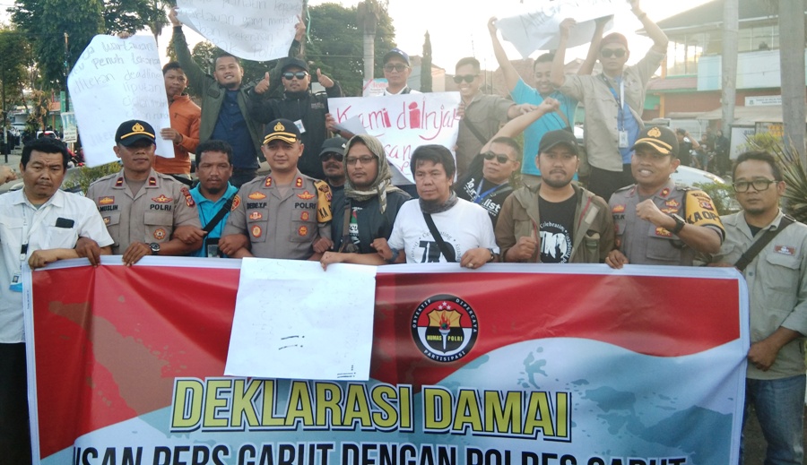 Kapolres Garut, AKBP Dede Yudi Ferdiansah bersama wartawan Kabupatem Garut melakukan deklarasi damai di Bundaran Simpang Lima, Garut, Kamis (26/9/2019). Foto: dara.co.id/Bima