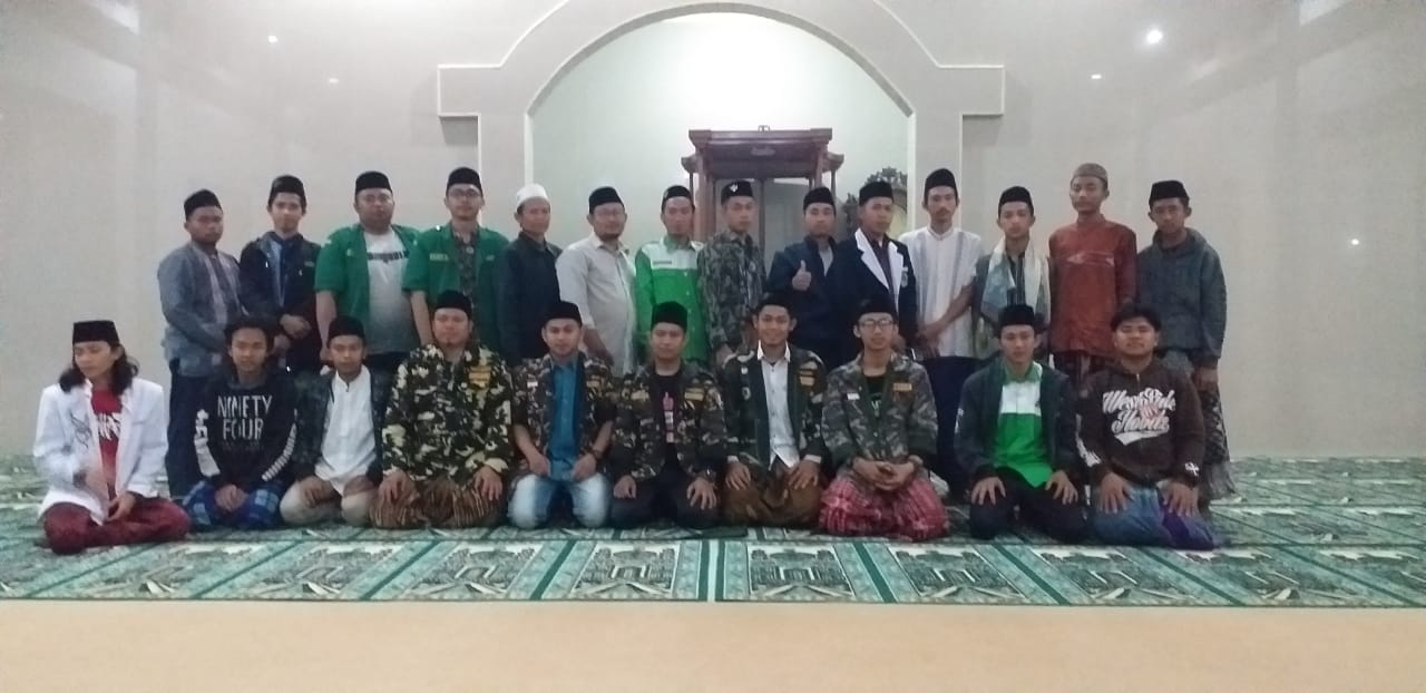 Pengurus GP Ansor Pamulihan dan pengurus Ranting Cigendel foto bersama usai pmebentukan pengurusan ranting (Foto: teten)