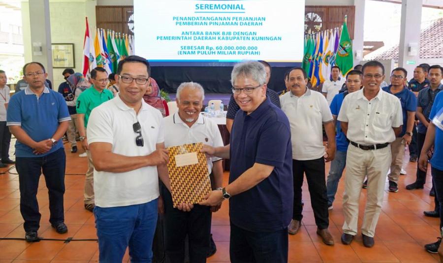 Direktur Utama bank bjb,  Yuddy Renaldi,  setelah menandatangani Perjanjian Pemberian Pinjaman Daerah (bjb INDAH) kepada Pemkab Kuningan, disaksikan Gubernur Jawa Barat Ridwan Kamil. Penandatangan berlangsung saat Kopdar (Koordinasi Penyelenggaraan Pemerintah Daerah) Triwulan III 2019 di Pangandaran. Foto: bank bjb