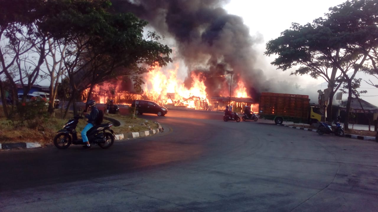 Lima Kios di Jalan Raya Bandung - Garut kebakaran. Seorang anak tewas (Foto: teten)