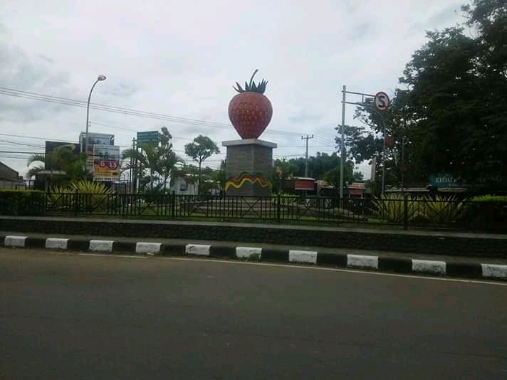 Tugu Strawberry di Warunglobak sudah tak cocok jadi ikon Kabupaten Bandung (Foto: fattah)