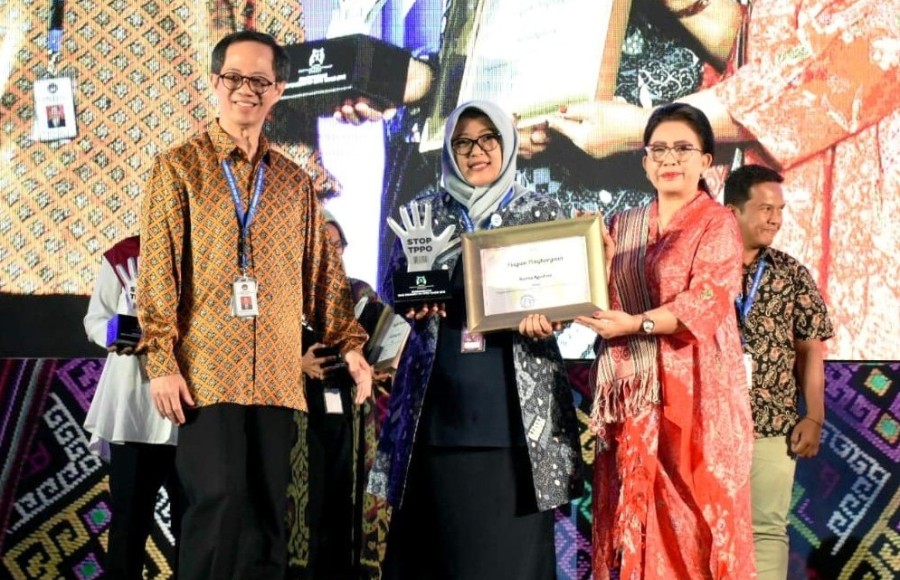 Ketua P2TP2A Kabupaten Bandung, Jawa Barat, H. Kurnia Agustina Dadang M. Naser, saat menerima penghargaan dari (KPPPA RI. Foto: Humas Pemkab Bdg, 