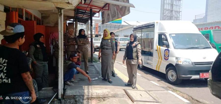 Satgas Merpati Satpol PP Kabupaten Garut mengimbauan anak punk di kawasan perkotaan Garut, Rabu (2/10/2019). Foto: dara.co.id/Beni