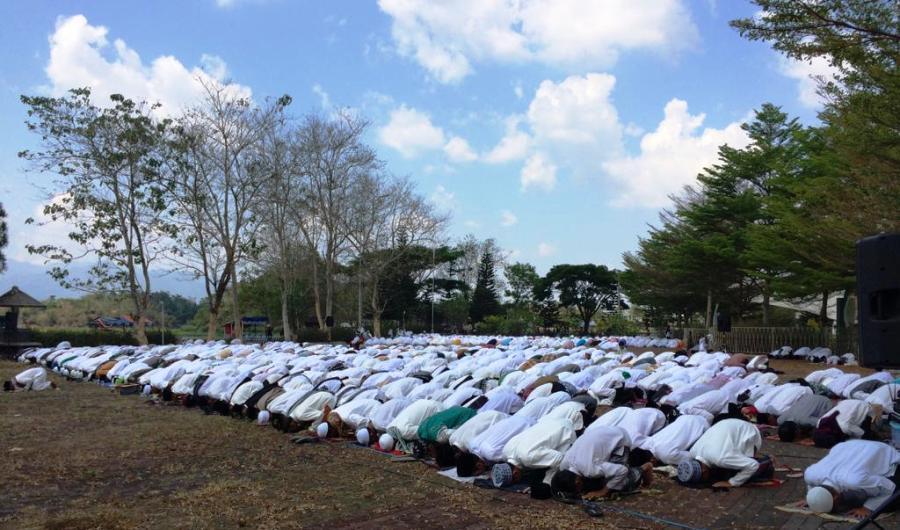 Ribuan warga Kecamatan Mangkubumi, Kota Tasikmalaya melakukan salat istisqa di lapangan Situ Gede, Jumat (4/10/2019). Foto: dara.co.id/Beni