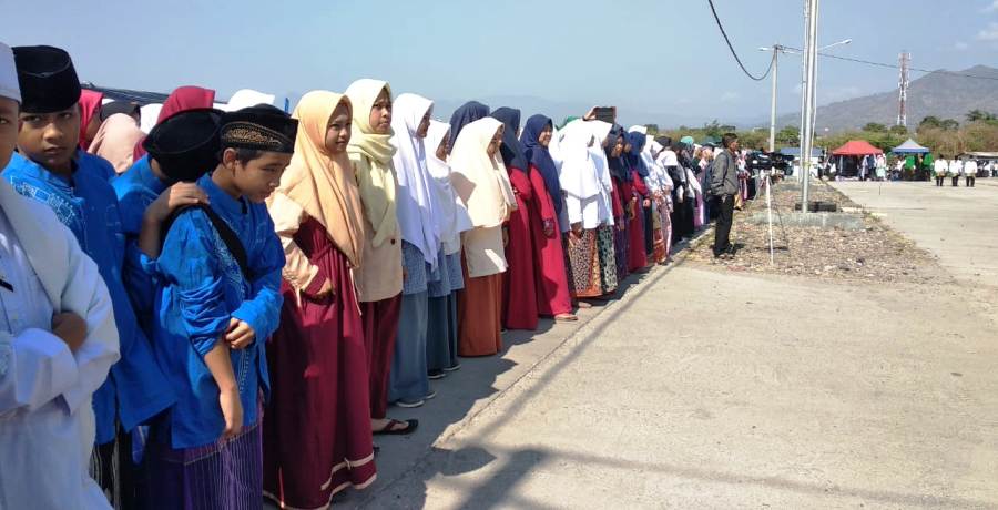 Para santri dari berbagai pesantren di Kabupaten Garut mengikuti upacara peringatan Hari Santri Nasional di SOR Ciateul, Kecamatan Tarogong Kidul, Selasa (22/10/2019). Foto: dara.co.id/Beni

