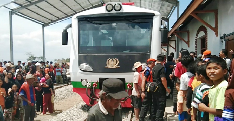 Sejumlah warga mengantre untuk mencoba naik kereta inpeksi PT KAI di Stasiun Wanaraja, Kamis (3/10/2019). Foto: dara.co.id./Beni