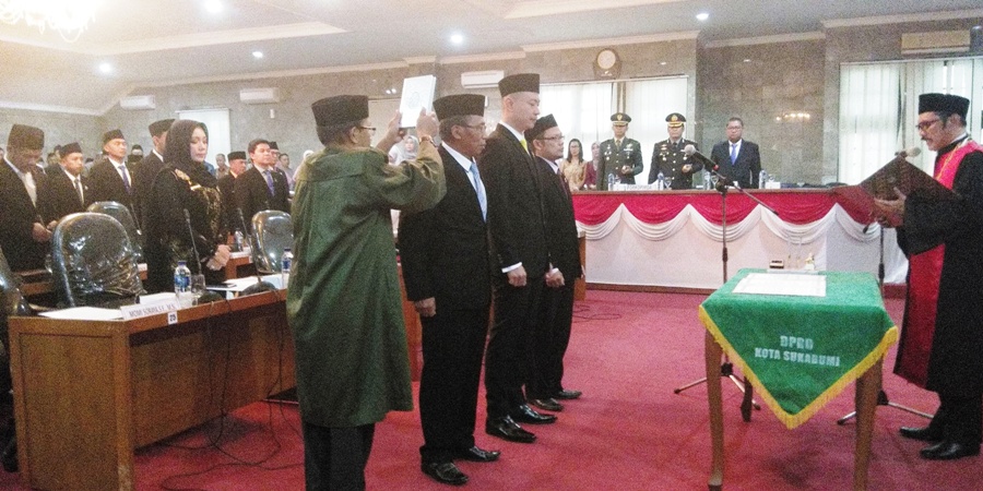 Kamal Suherman bersama Jona Arizona dan Wawan Juanda, saat pelantikan Ketua dan Wakil Ketua DPRD Kota Sukabumi Periode 2019 - 2024. Foto: dara.co.id/Riri