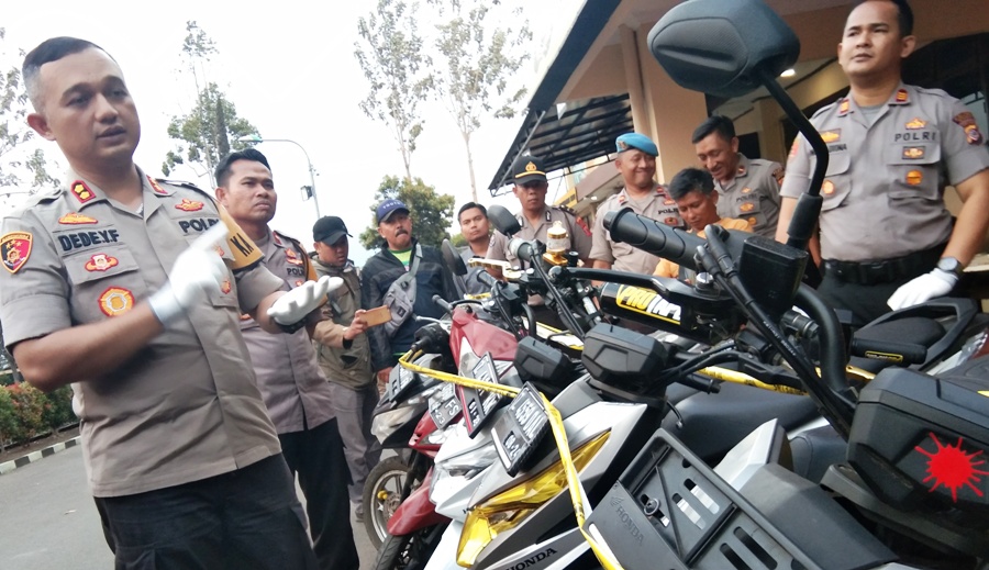 Kapolres Garut, AKBP Dede Yudy Ferdiansah, memeriksa motor hasil curian saat gelar perkara di Mapolres Garut, Jumat (11/10/2019). Foto: dara.co.id/Beni
