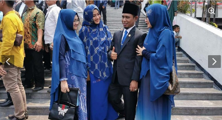 Lora Fadli bersama tiga istrinya (Foto; screenshot detikcom)