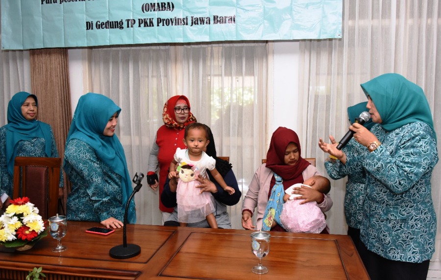 
Wakil Ketua TP PKK Provinsi Jawa Barat, Lina Ruzhanul, menghadiri sekaligus memberikan sambutan pada sosialisasi Omaba di Aula TP PKK Provinsi Jabar, Kota Bandung, Kamis (24/10/19). Foto: Humas Jabar
