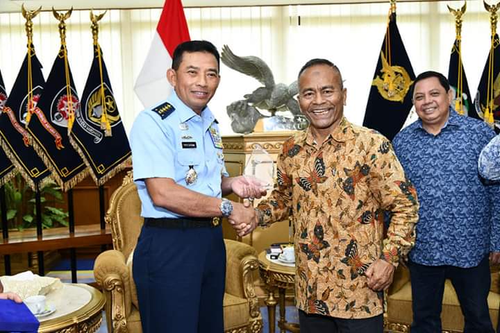 Kepala Staf Angkatan Udara (KASAU) Marsekal TNI Yuyu Sutisna bersalaman dengan Ketua Umum PWI Pusat Atal S Depari usai gelar bertemuan (Foto: Istimewa)