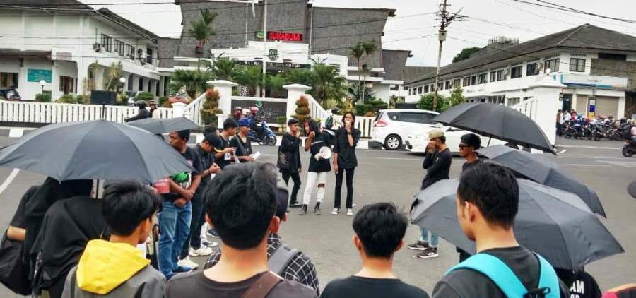 Alianai Kamisan menggelar aksi dengan mengangkat isu pelanggaran HAM, di Depan Balai Kota Sukabumi, Kamis (14/11/2019)sore. Foto: dara.co.id/Riri