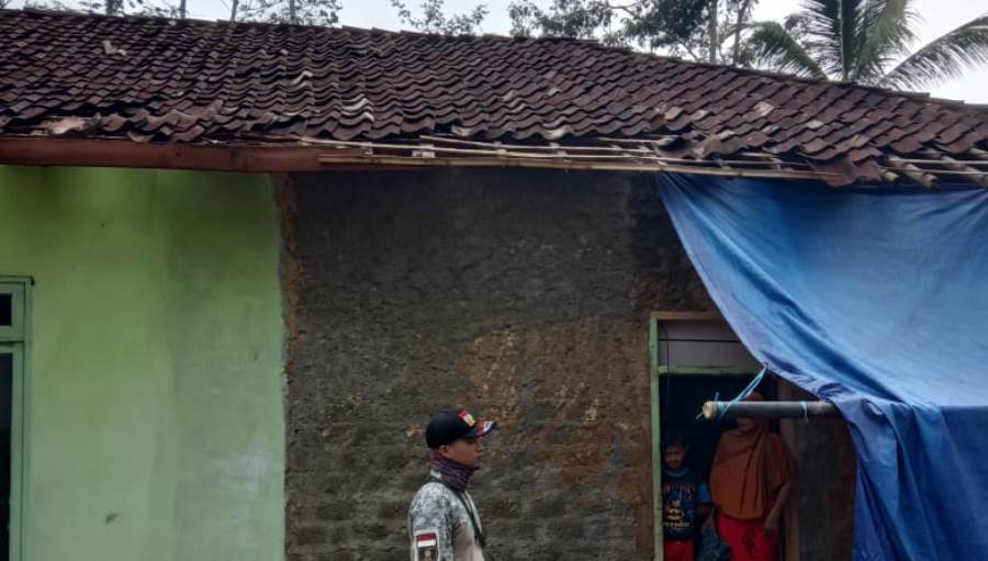 Salah satu rumah yang rusak diterjang angin puting beliung. Foto: BPBD Kabupaten Sukabumi