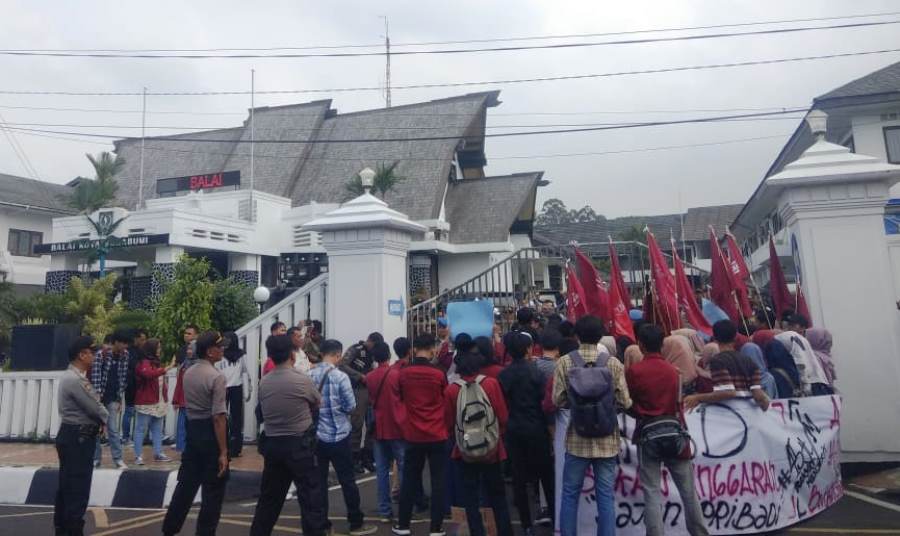 Unjuk rasa puluhan masiswa IMM di depan Balai Kota Sukabumi. Foto: dara.co.id/Riri