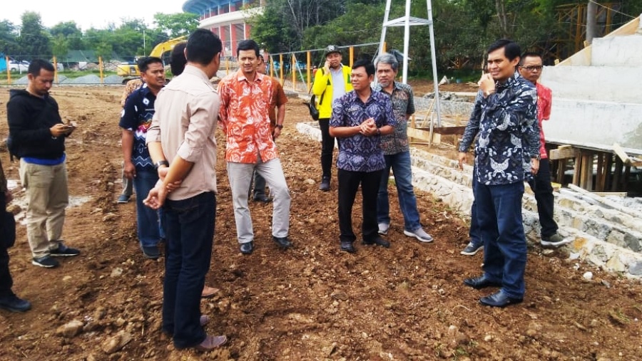 Wakil Bupati Bandung, Gun Gun Gunawan (kanan), meninjau perkembangan pembangunan stadion mini di Komplek SOR Si Jalak Harupat, Kecamatan Kutawaringin, Kabupaten Bandung, Jawa Barat, Kamis (28/11/2019). Foto: dara.co.id/zein