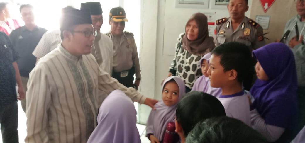 Kabag Ops Polres Sukabumi Kota, AKP Suryo Wirawan, berbincang bersama sejumlah siswa teman korban di RSUD R Syamsudin SH. Foto: dara.co.id/Riri