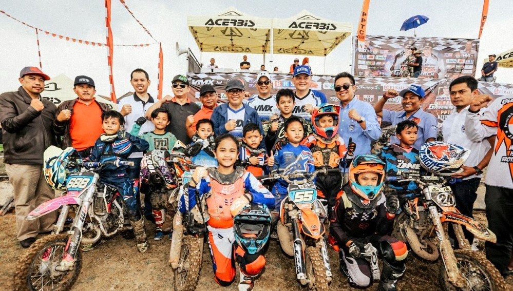 Wali Kota Bandung, Oded M. Danial, bersama peserta Kejurda Seri II Motocros Wali Kota Cup IMI Jawa Barat di Sirkuit Enduro VMX PPTC Cibolerang, Minggu (24/11/2019). Foto: Humas Bandung