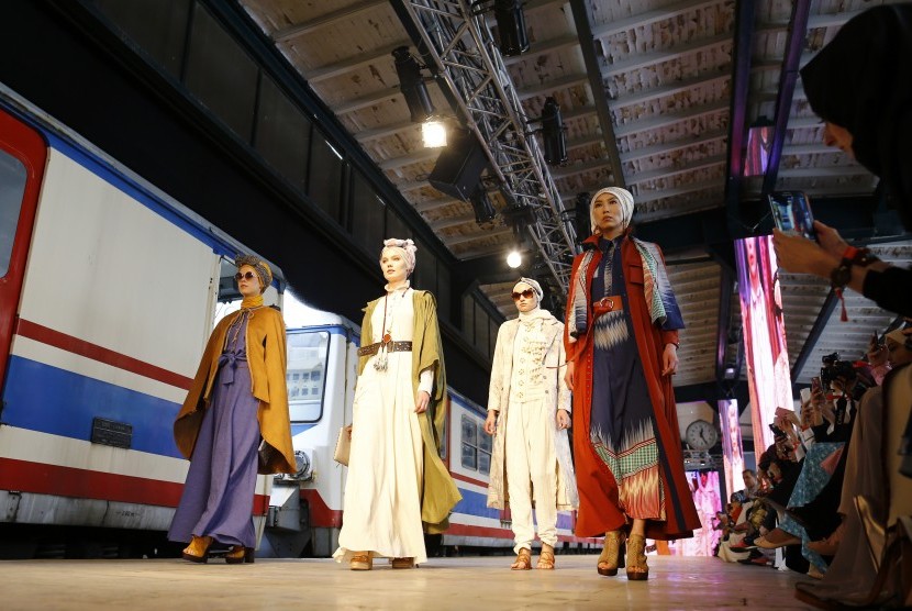 Busana sopan atau terjemahan dari modest fashion menjadi sebutan bagi pakaian yang menutup dan bisa dikenakan Muslimah (Foto:EPA/Republika)