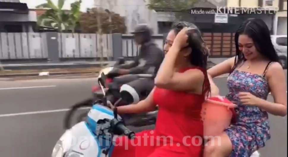 Video viral mandi di atas motor di Mojokerto. (Foto: Istimewa / via Beritajatim.com/suara.com)