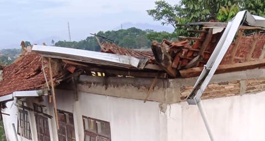 Atap lantai 2 Gedung Sekretariat Partai Golkar Kota Sulabumi ambruk. Reruntuhannya menimpa dua rumah sebelahnya, Sabtu, (07/12/2019) pukul 03.00  WIB. Foto: dara.co.id/Purwanda