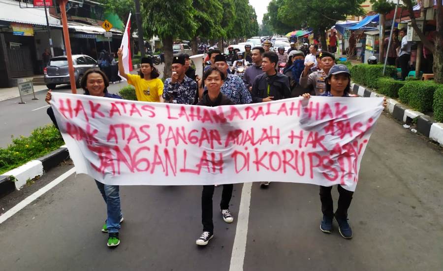 Puluhan mahasiswa pengunjuk  rsa menuju Balai Kota Sukabumi. Mereka menuntut pengganti lahan pertanian yang menyusut. Foto: dara.co.id/Riri