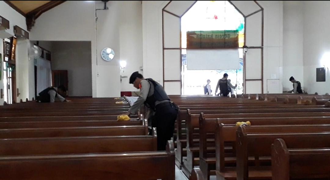 Sejumlah anggota Polresta Bandung melakukan sterilisasi di Gereja Katolik Santo Martinus, Kecamatan Margahayu, Kabupaten Bandung, Jawa Barat, Selasa (24/12/2019). Foto: Humas Polresta Bandung