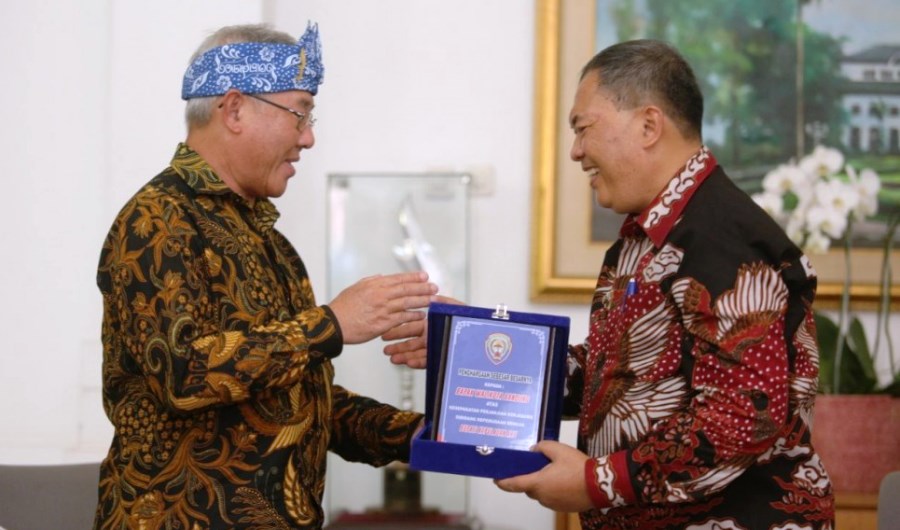 Bupati Kepulauan Aru, Johan Gonga (kiri) dan Wali Kota Bandung, Oded M. Danial (kanan). Foto: Humas Bandung