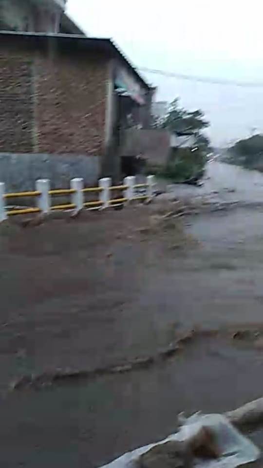 Hujan deras hari kemarin, banjir bandang terjadi di Jalan Pagarsih Astanaanyar dan Jalan Nata Wijaya Kota Bandung. Itu terjadi akibat air dari Sungai Citepus meluap. Masyarakat diimbau tidak melewati jalan tersebut, Selasa (18/12/2019). (Foto: prasetyo) 