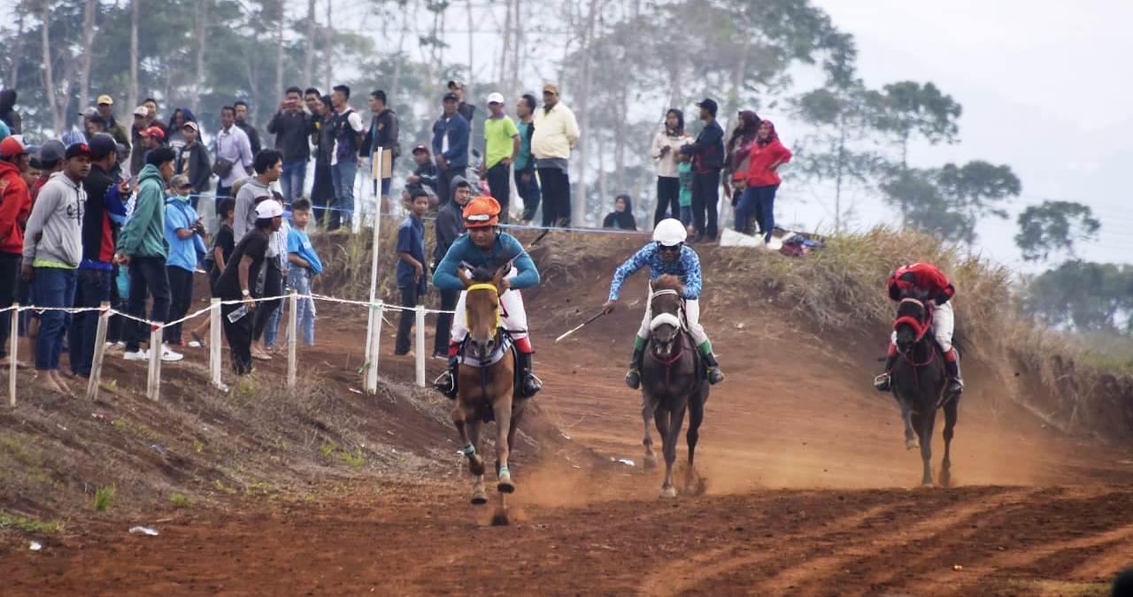 Peserta berpacu dalam Kejurda Berkuda Piala Gubernur Jawa Barat, di Gelanggang Pacuan Kuda Cibogo, Kecamatan Tanjungsari, Kabupaten Sumedang, Minggu (8/12/19). Foto: Humas Jabar