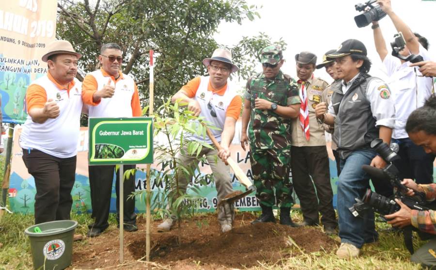 Gubernur Jawa Barat, Ridwan Kamil, menanam pohon bersama siswa SD dalam Gerakan Nasional Pemulihan DAS, di Blok Caringin Tilu, Desa/Kecamatan Cimenyan, Kabupaten Bandung, Senin (9/12/19). Foto: Humas Jabar