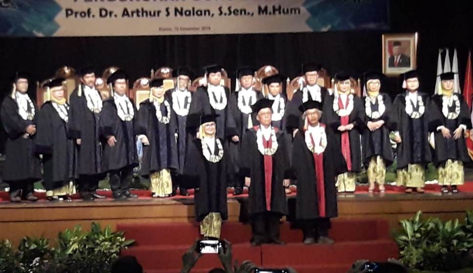 Prof. Dr Arthur S Nalan, S.Sen., M.Hum  (tengah bawah).