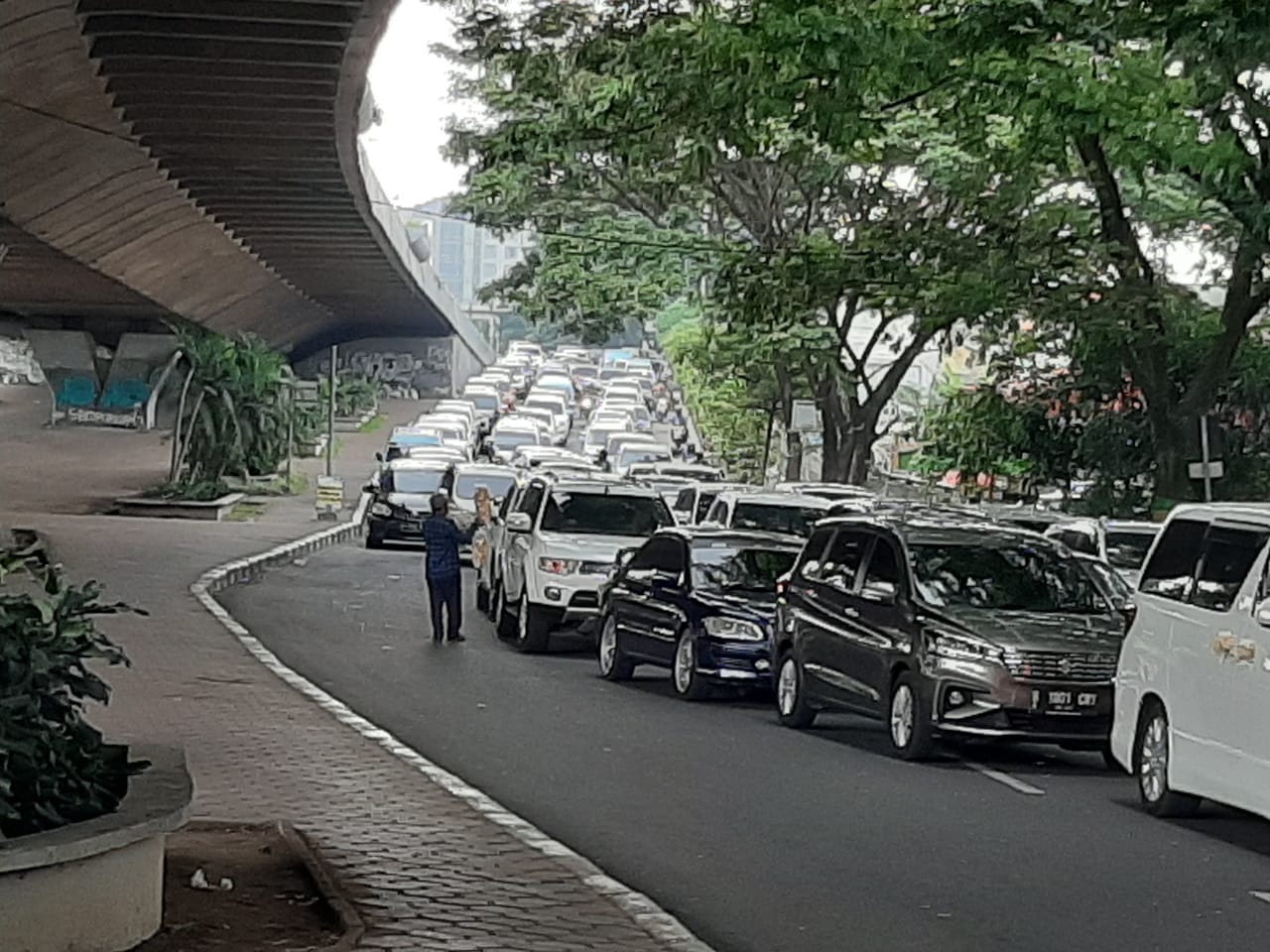 Antrean kendaraan mulai memadati Jalan Pasteur Kota Bandung (Foto: prasetyo)