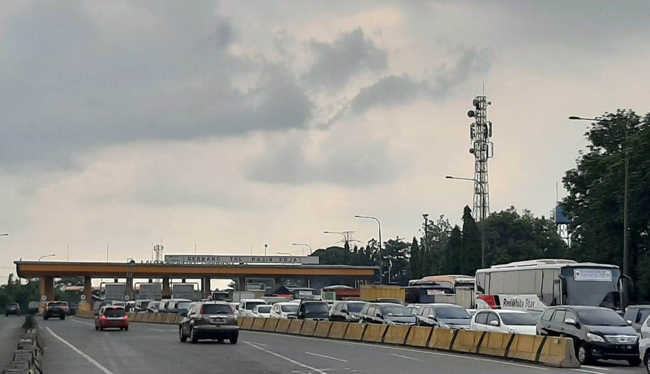 Inilah situasi di gerbang Tol Pasirkoja saat ini, pukul 18.03 WIB, Selasa (24/12/2019) Padat merayap (Foto: prasetyo)