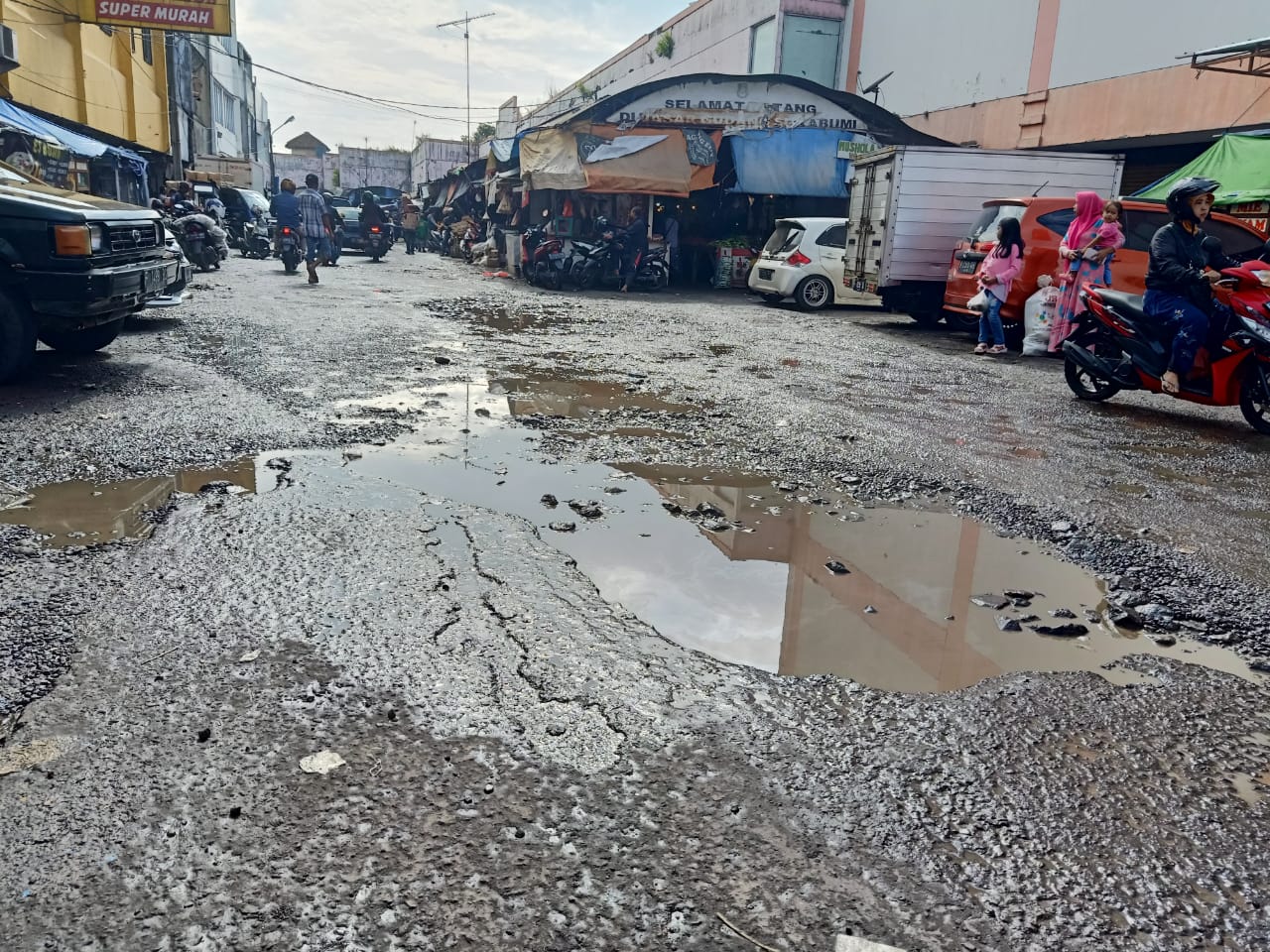 Jalan Pasar Tipar Gede rusak parah, masyarakat minta betonisasi (Foto: Riri)