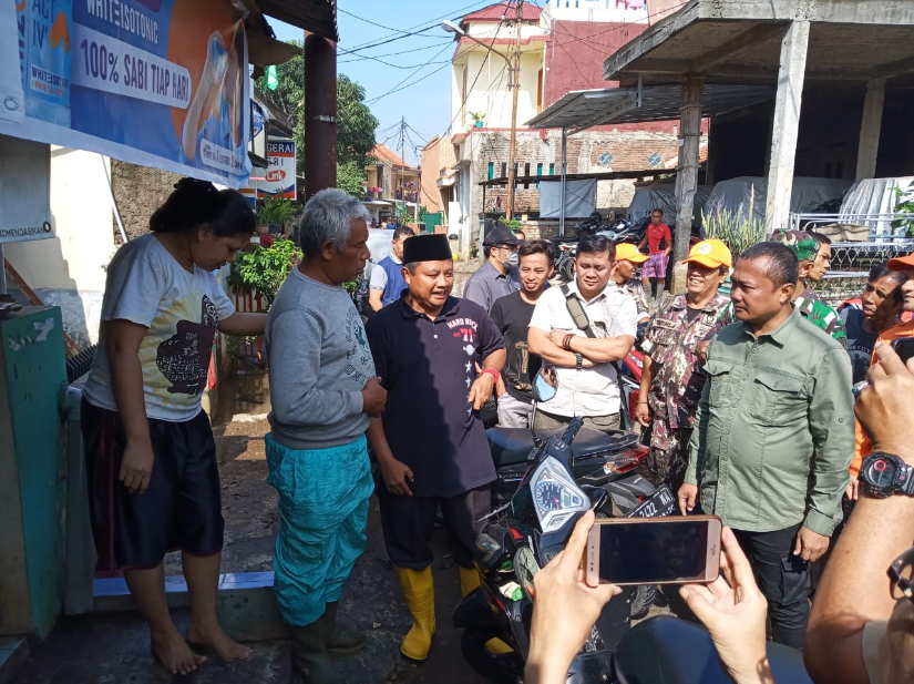 Wagub Jabar UU Ruzhanul Ulum saat kunjungi korban banjir di Dayeuhkolot (Foto: Ardian Resco)