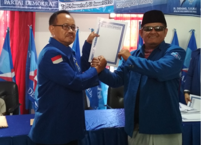 Balon Bupati/Wakil Bupati Bandung, Deny Zaelani (kanan) berjabat tangan dengan Ketua Tim Penjaringan DPC Partai Demokrat, Yuyun Saepudin usai menyerahkan formulir pendaftaran di Sekretariat DPC Partai Demokrat Kabupaten Bandung di Komplek Taman Kopo Katapang, Jumat (31/1/2020). (Foto: Muhammad Zein/dara.co.id)