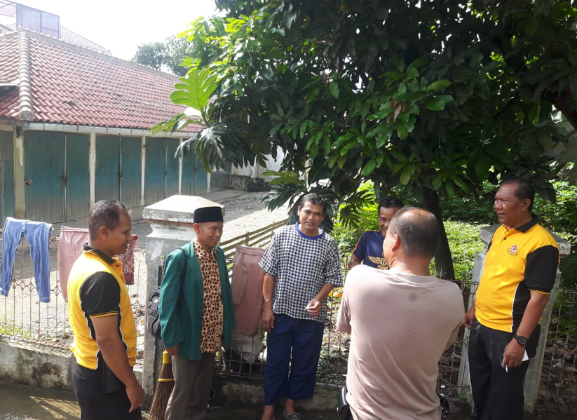 Jajaran Polsek Soreng kelar Jumat Bersih di Masjid Mujahidin (Foto: Fattah)