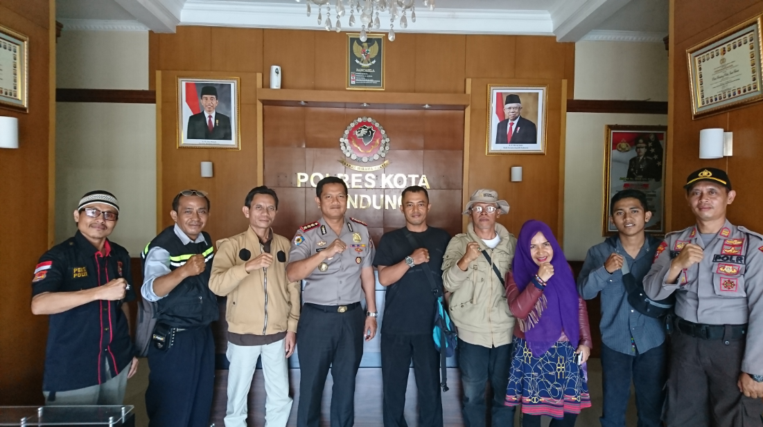 Kapolresta Bandung Kombes Pol Hendra Kurniawan, SIK, usai bertemu dengan para wartawan di Kabupaten Bandung (Foto: Fattah)