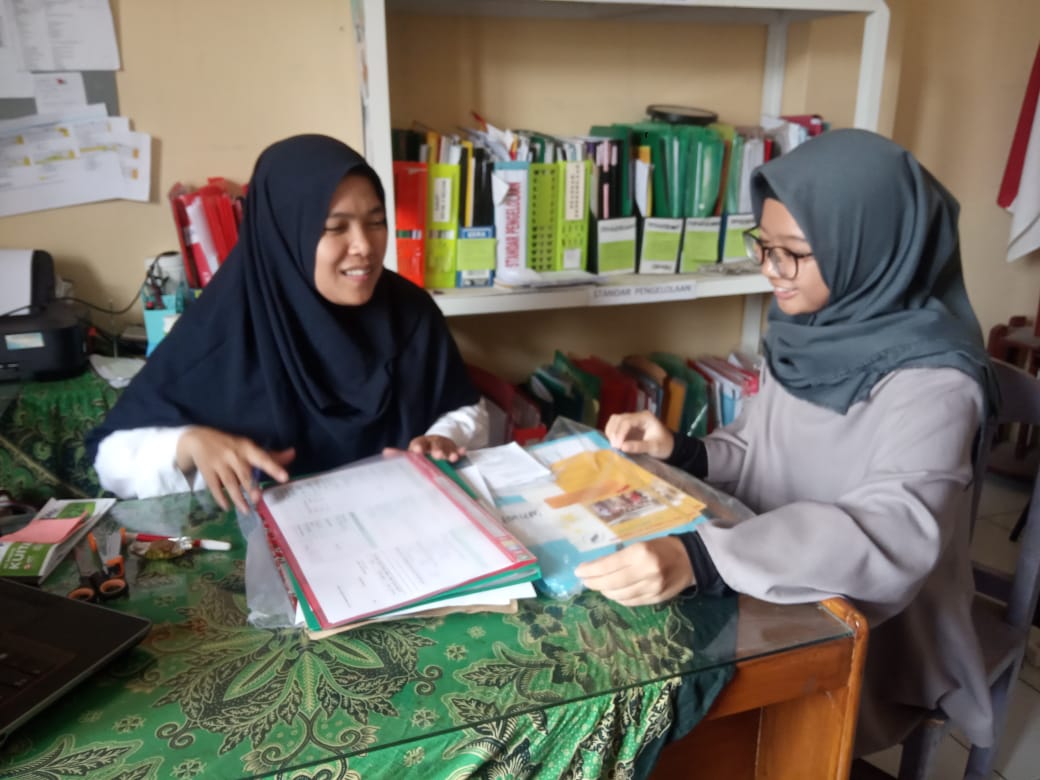 Kepala SD Al-Amanah, Rika wulansari bersama seorang guru (Foto: Dela/Dinda)